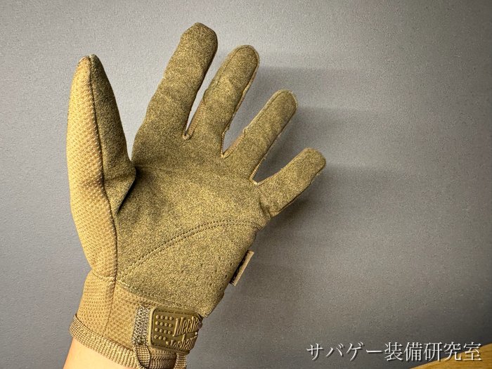 管理人がメカニクスウェア オリジナルグローブ(コヨーテ L)をはめた手のひら