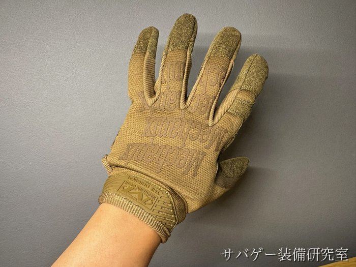 メカニクスウェア オリジナルグローブ(コヨーテ L)をはめた手の甲を正面から