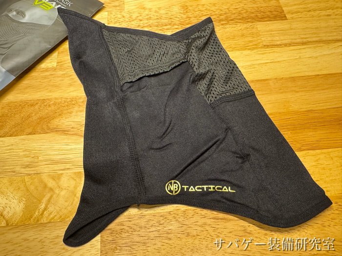 管理人が使っているNB Tactical ネックゲイター V3(ブラック)を広げて置いたところ