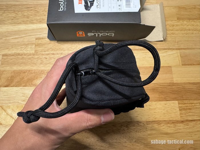 bolle X810の付属のケースを手に持ったところ