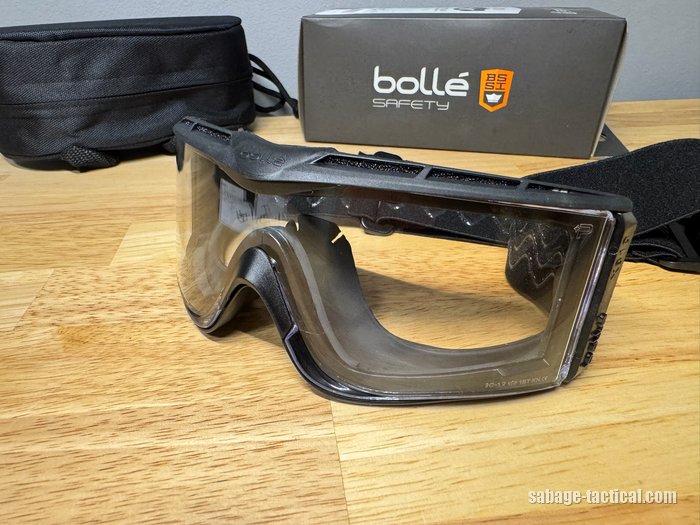 上下のカバーを付けた状態のbolle X810を正面から
