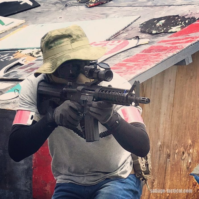 東京マルイ 次世代電動ガン M4 CQB-R を構える管理人(サバゲーフィールドのバリケードの前)