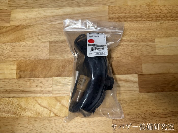 ジップ袋のラベルとバーコード（中にクロスボウ本体とストラップ）