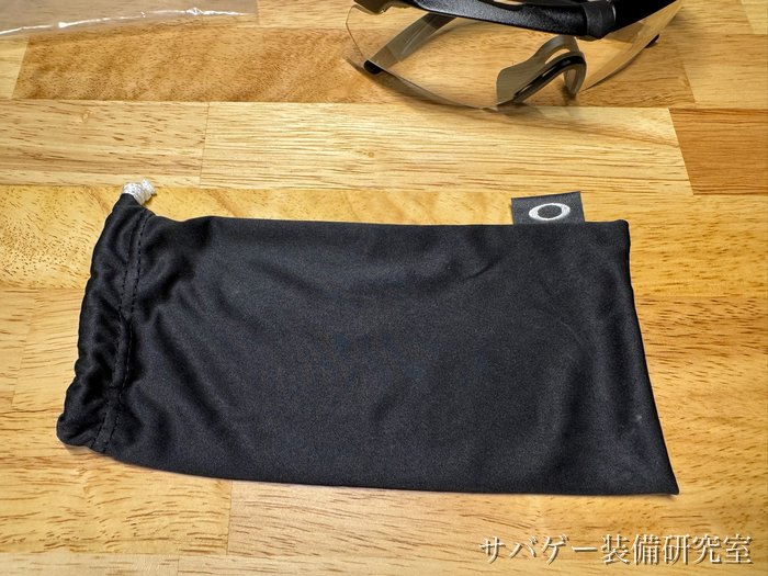 付属の黒いマイクロファイバーポーチ（オークリーのOのタグ付き）
