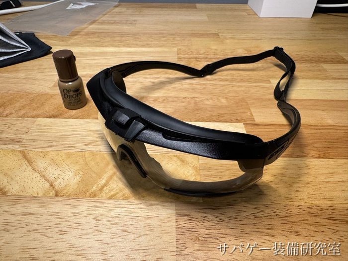 ガスケットとストラップを付けたクロスボウを斜め前から