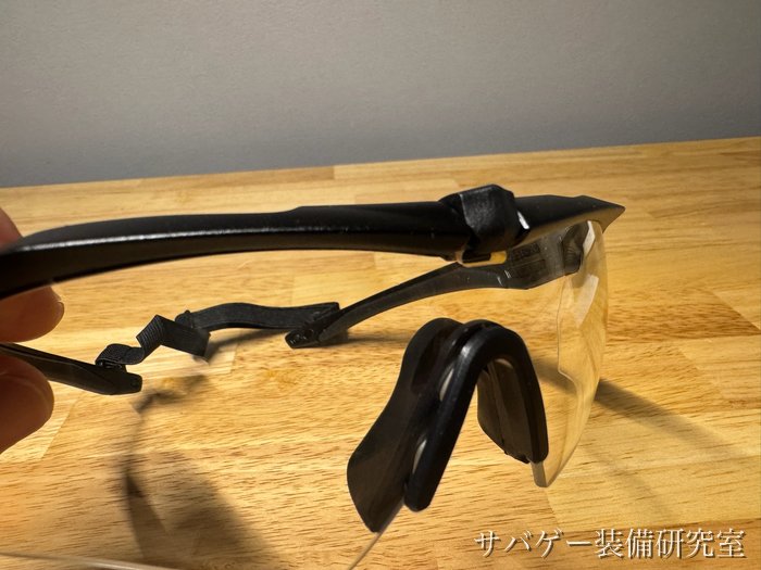 クロスボウのフレームの真ん中とノーズピースを近くから