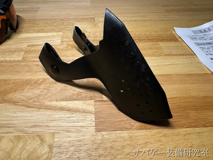 S.A.S FACE GUARD Gen.2を立てて斜めから（口元の空気穴とメタルホック）