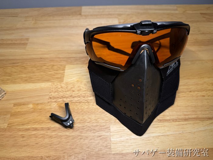 ノーズクリップを付け替える前のクロスボウとS.A.S FACE GUARD Gen.2（両横にADDITIONAL PAD）、手前にノーズクリップ ハイ
