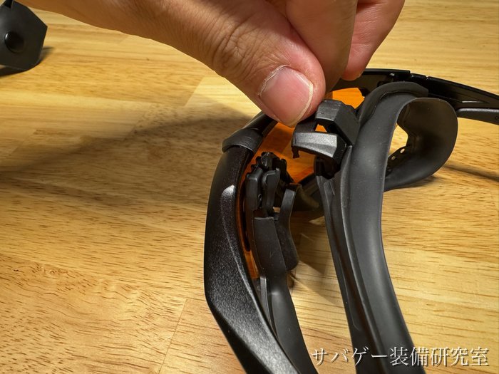 ガスケットの真ん中の部品をノーズクリップ ハイの上に合わせるところ