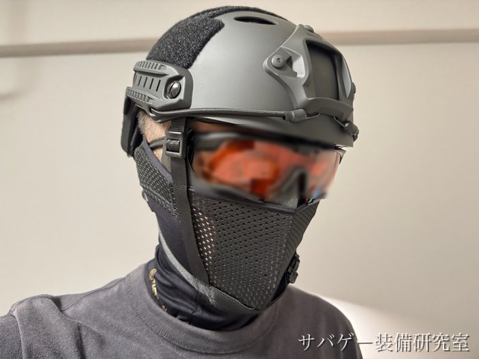 管理人がT.D.WellのFASTタイプヘルメットにESS クロスボウとS.A.S FACE GUARD Gen.2、ネックゲイターを合わせてかぶったところ