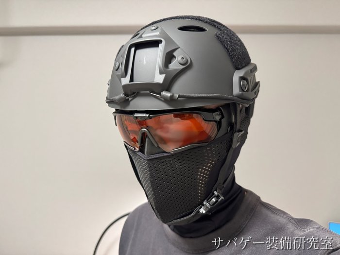 管理人のフル装備（ヘルメット・ESS クロスボウ・S.A.S FACE GUARD Gen.2・ネックゲイター）を左斜め前から