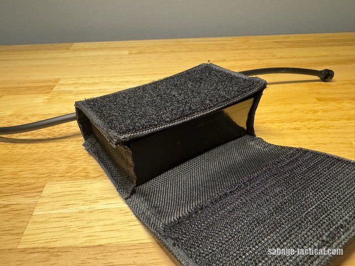 EXFOG XTの本体を入れたヘルメットポーチ（ふたを開けたところ）