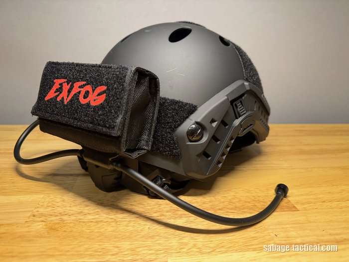 ExFog ヘルメットポーチを付けたヘルメットをななめうしろから