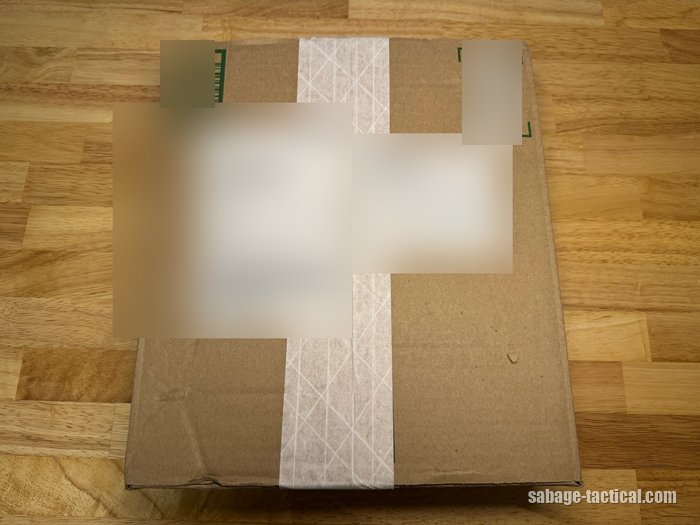 管理人の家に届いたEXFOG XTの段ボール箱（宛名はぼかし）