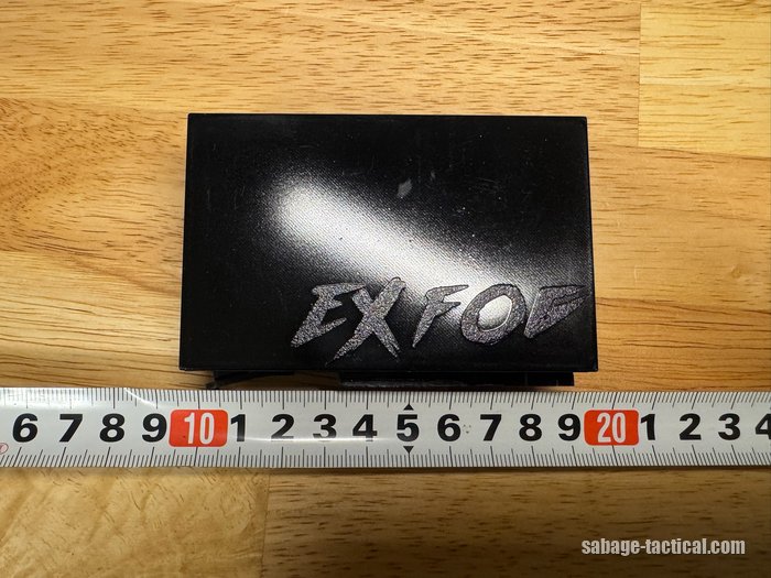EXFOG XTの本体をメジャーに乗せたところ(横幅は約10cm)