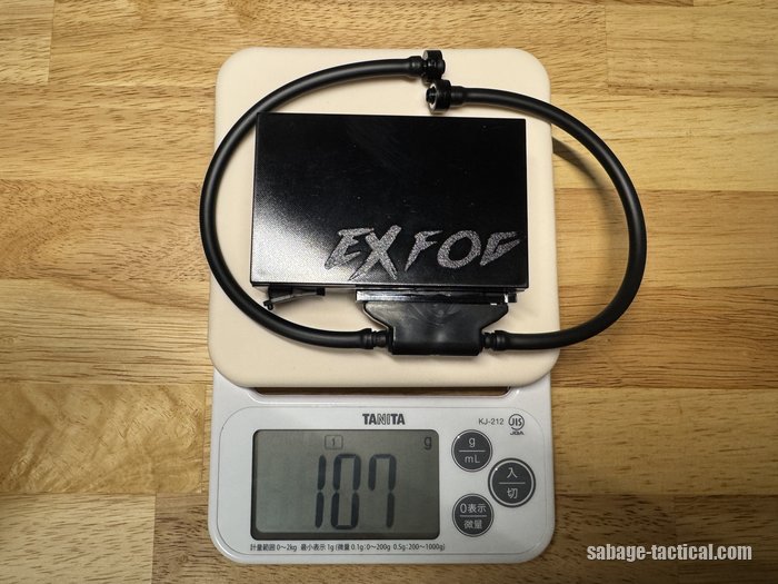 EXFOG XTの本体と黒いチューブ・分かれ目の部品をはかりに乗せたところ(107g)