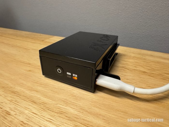 EXFOG XTの本体をUSB Type-Cで充電しているところ