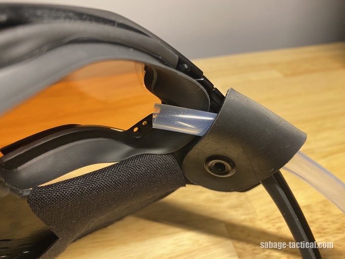 透明のチューブがS.A.S FACE GUARDの留め具の下をくぐってESS クロスボウの中へ入っているところ(穴は開けていない)