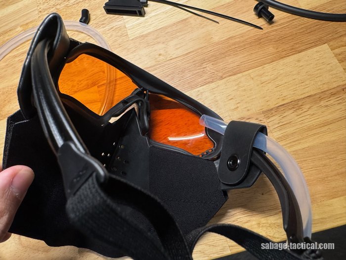 管理人のESS クロスボウを内側から。透明のチューブがS.A.S FACE GUARDの留め具の下からゴーグルの中へ(穴は開けていない)
