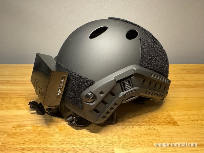 ヘルメットの横にEXFOG XTの本体をベルクロで付けたところ