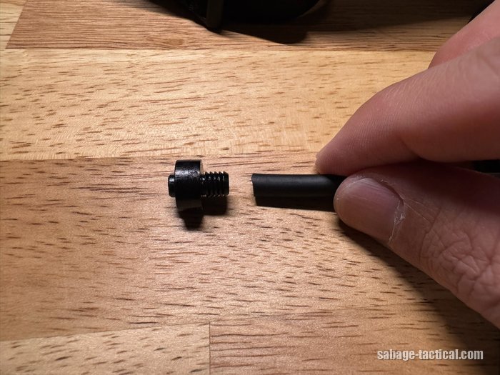 ねじの付いた磁石のアダプターの部品と、黒いチューブの先