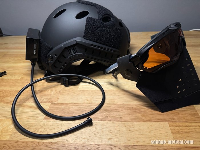 EXFOG XTを付けたヘルメットと、透明のチューブを通したゴーグルを並べたところ