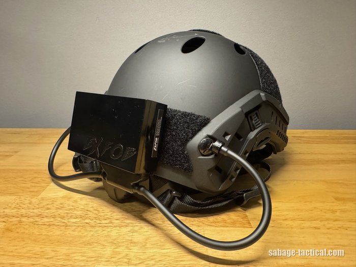 ヘルメットを外したとき、黒いチューブの先の磁石をヘルメットのねじに付けて止めているところ