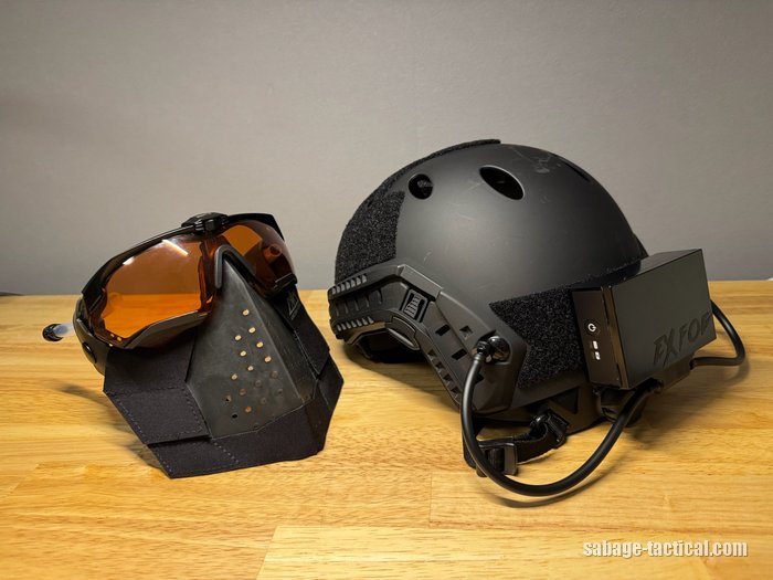 ESS クロスボウと、EXFOG XTを付けたヘルメット(チューブの先はヘルメットのねじに止めている)