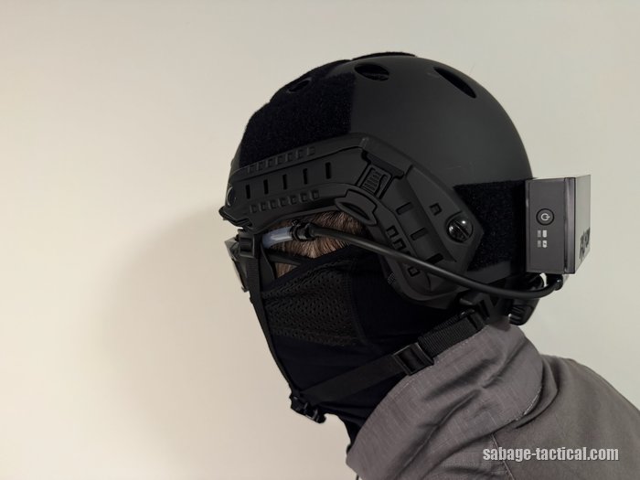EXFOG XTの本体をヘルメットに直接貼って着けたところを横から(本体からチューブがゴーグルへ)