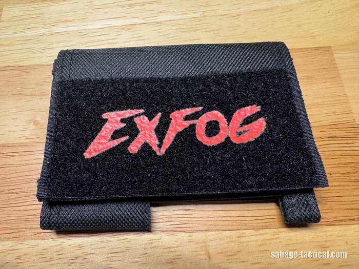 ExFog ヘルメットポーチの表（ふた全面のベルクロと赤いEXFOGのロゴ）