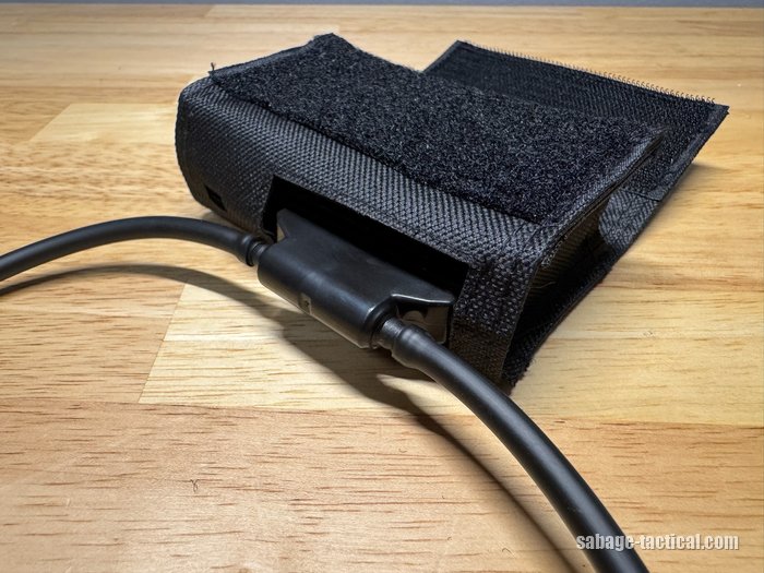 EXFOG XTの本体を入れたヘルメットポーチ（下の穴からチューブのつなぎ目）