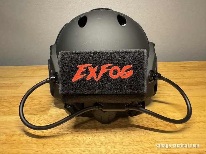 T.D.WellのFASTタイプヘルメットのうしろに付けたExFog ヘルメットポーチ