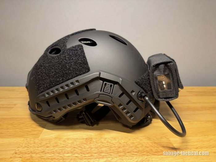 ExFog ヘルメットポーチを付けたヘルメットを右横から