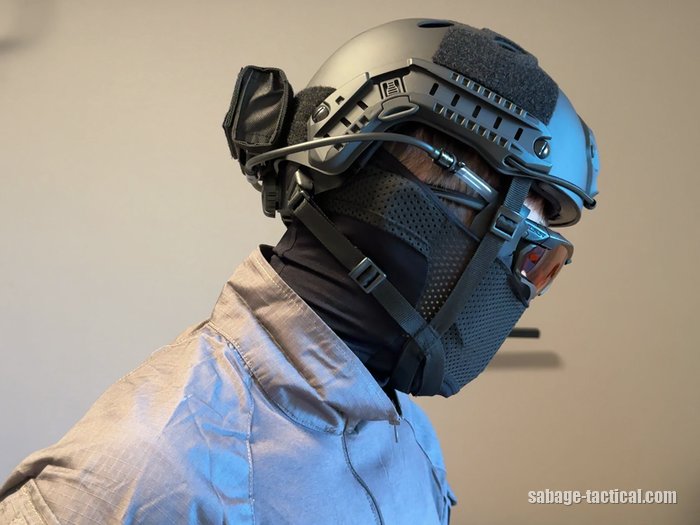 ポーチに本体を入れて着けたところを横から（ESS クロスボウとS.A.S FACE GUARDに、チューブがつながっている）