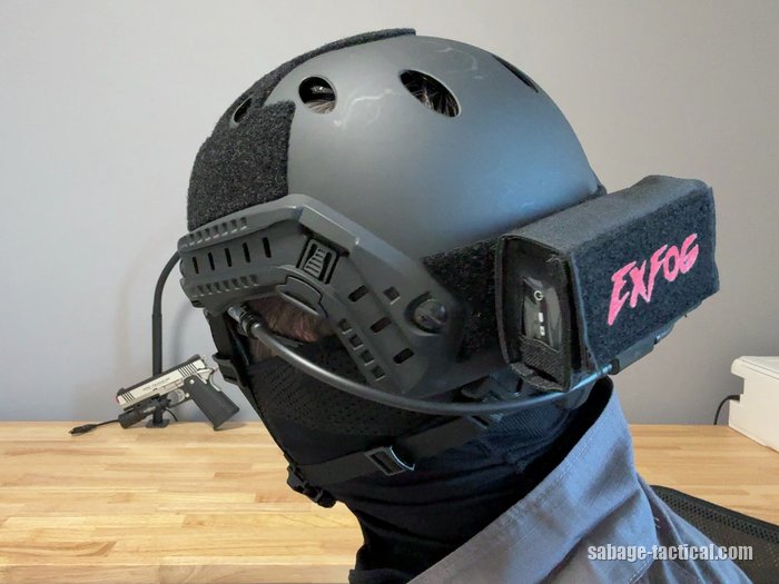 ヘルメットのうしろに付けたExFog ヘルメットポーチ（本体を入れている）を斜めうしろから