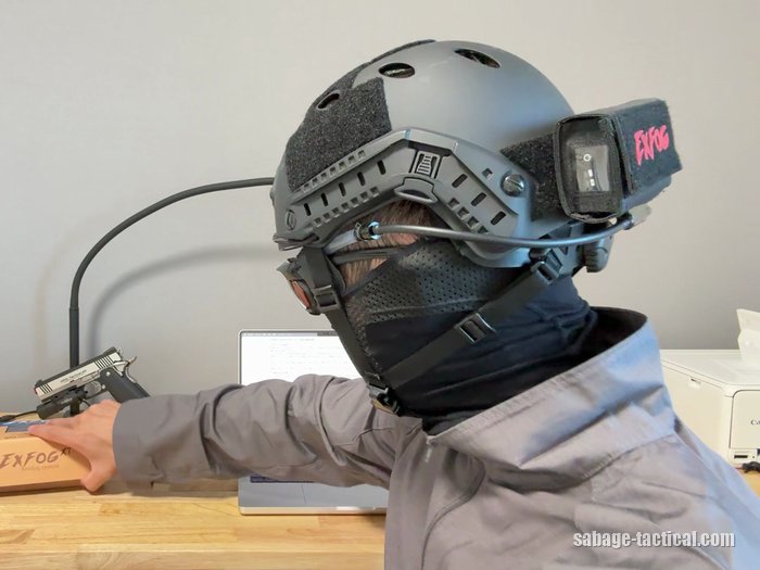 EXFOG XTを付けたフル装備を斜めうしろから（ヘルメットのうしろのポーチに入れた本体から、チューブがゴーグルへ）