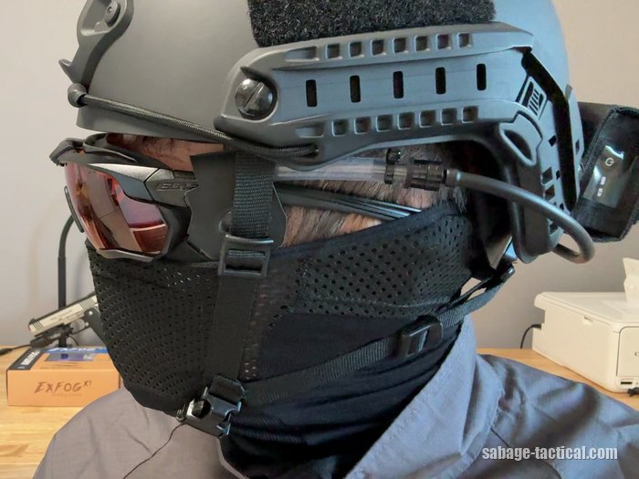 着けたESS クロスボウの透明のチューブと、ヘルメットのうしろの本体から来た黒いチューブを、磁石のアダプターでつないだところ