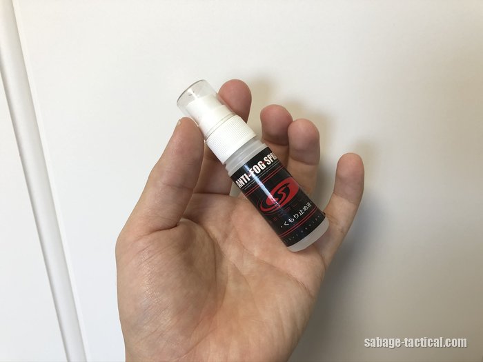 管理人が持っているライラクス(サテライト)のANTI-FOG SPRAY くもり止め液を手のひらに乗せたところ
