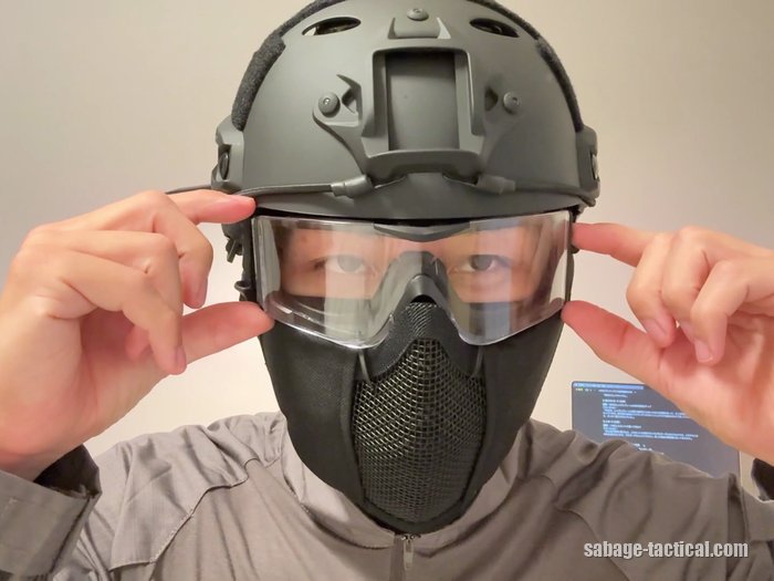 ヘルメットをかぶったままX810を調整する管理人