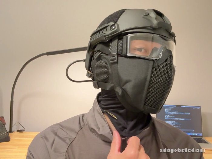 ヘルメットと一体化したゴーグルとフェイスガードをかぶり、首にネックゲーターを着けた管理人