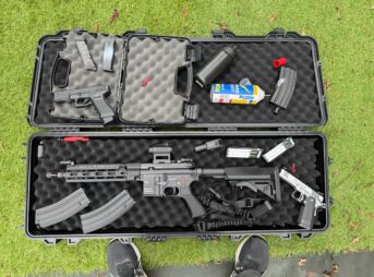 ガンケースに長物とハンドガンを全部入れてフィールドに持って行ったところ（管理人私物のMILITARY-BASE ワイドライフル ハードケース）