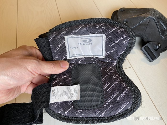 HATCH XTAK ニーパッドの内側(白いラベルとすべり止めの当て布)