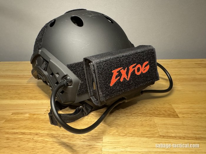 T.D.WellのFASTタイプヘルメットのうしろに付けたEXFOGのヘルメットポーチ(赤いEXFOGのロゴ)