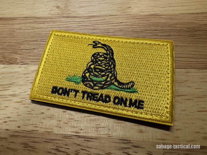 黄色のガズデンフラッグのワッペンの表(ヘビとDON'T TREAD ON MEの刺繍)