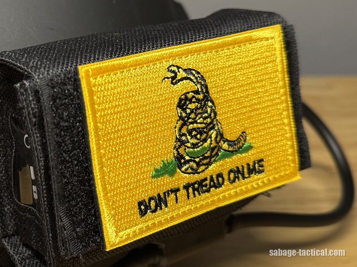 ヘルメットポーチのふたのベルクロに貼った黄色のワッペンの縁