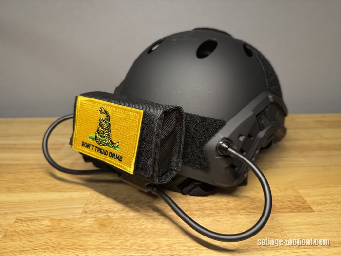 黄色のワッペンを貼ったヘルメットを左ななめうしろから