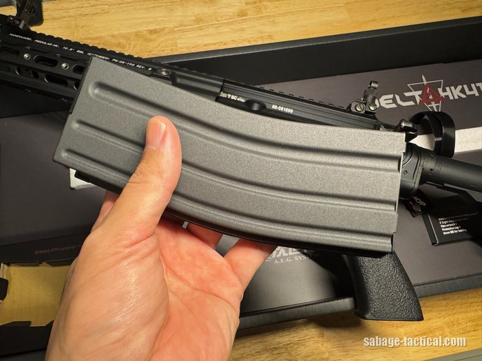 HK416D デルタカスタムの82連マガジンを手に持った管理人
