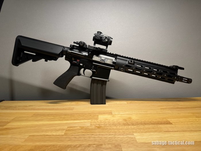 壁に立てかけた管理人のHK416D デルタカスタム（排莢口側）