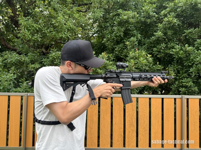 HK416D デルタカスタムを屋外で構えた管理人
