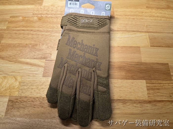 管理人が買ったメカニクスウェア オリジナルグローブ(コヨーテ L):台紙の上のサイズ「L」の表示と、手の甲の「Mechanix」の大きなロゴ